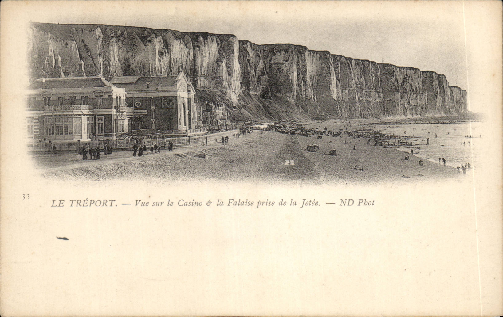 CPA Le Treport Vue sur le casino et la falaise prise de la jetee