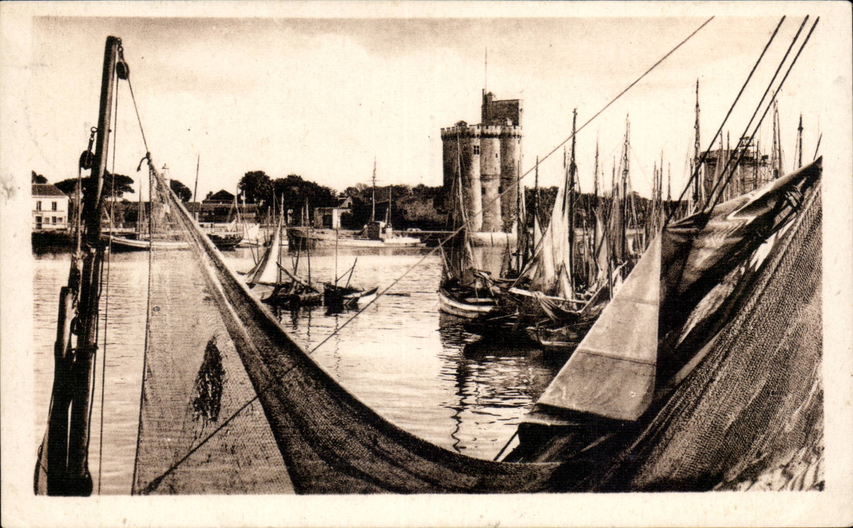 CPA La Rochelle Un coin du port