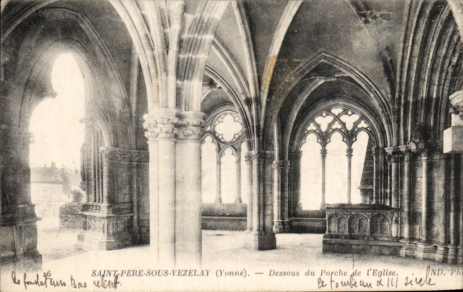 Saint-Père-sous-Vézelay (Yonne) — Unter dem Portal der Kirche — Gründung des 13. Jahrhunderts