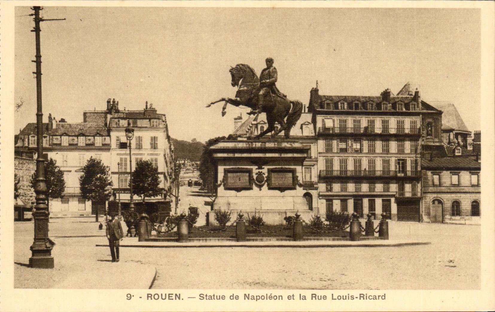 CPA Rouen Statue de Napoleon et la rue Louis Ricard