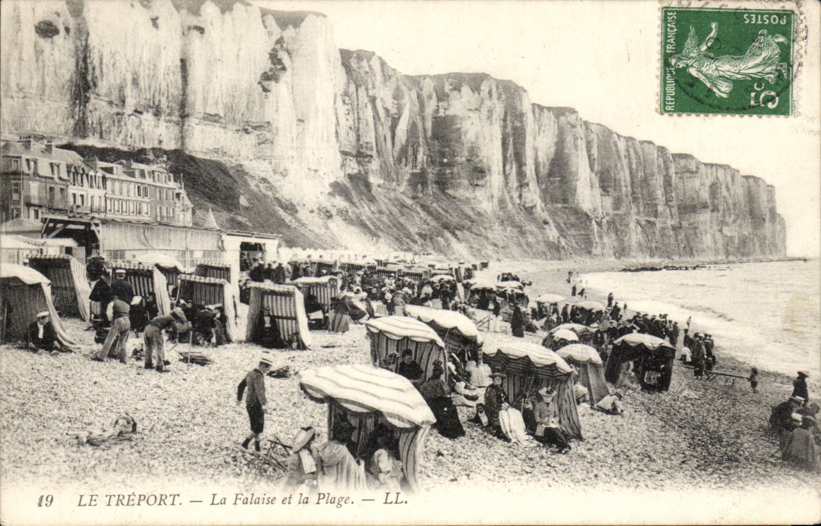 CPA Le Treport La falaise et la plage 