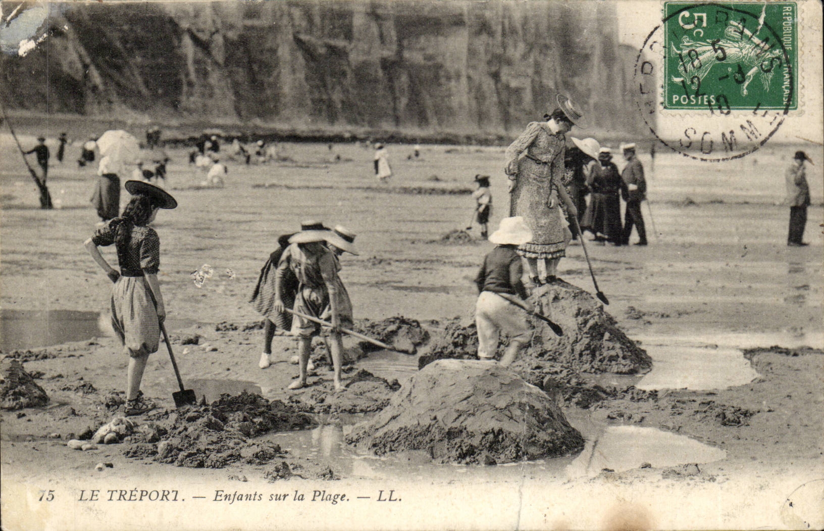 CPA Le Treport Enfants sur la plage