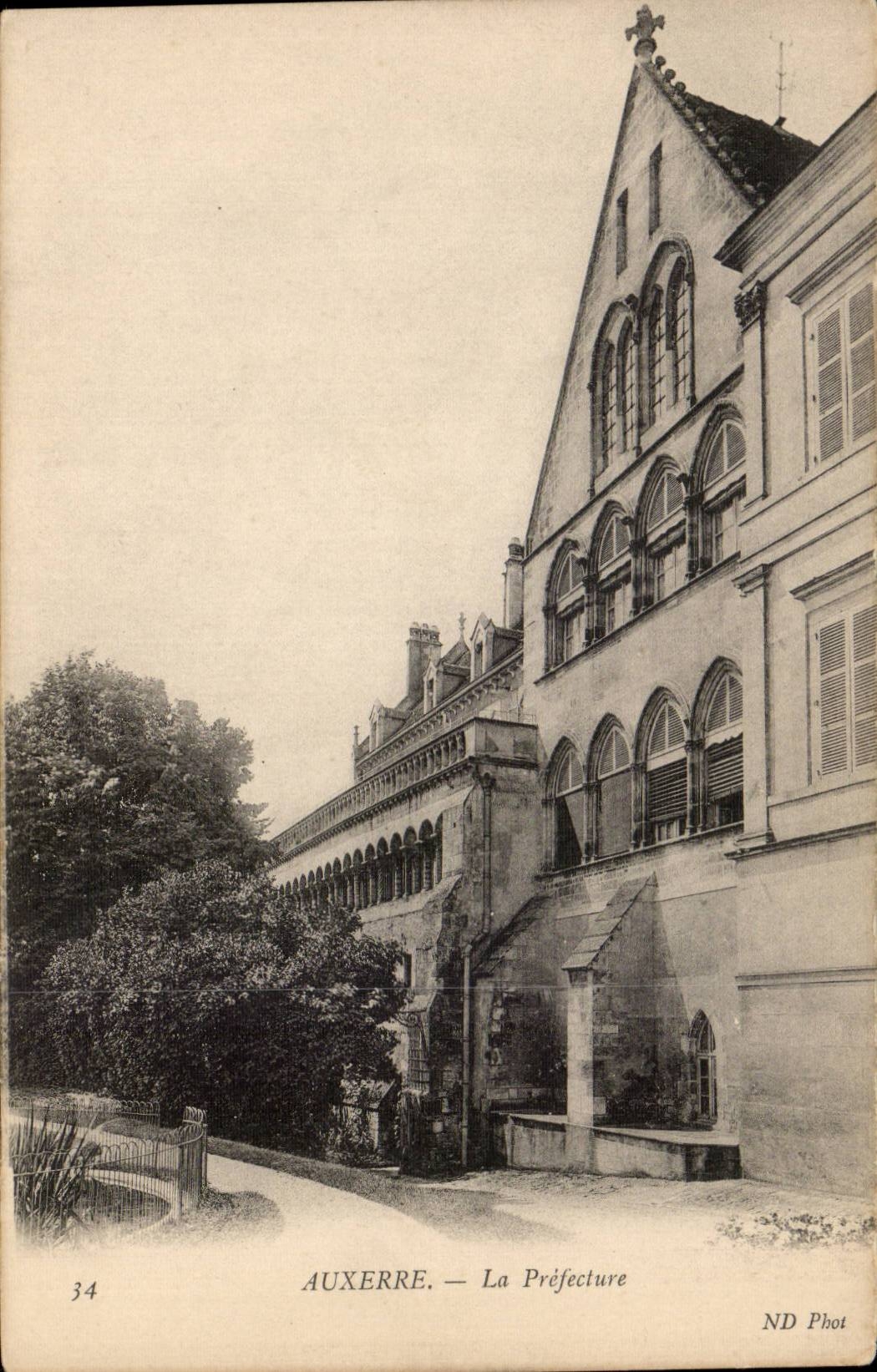 Auxerre — La Préfecture — ND Phot