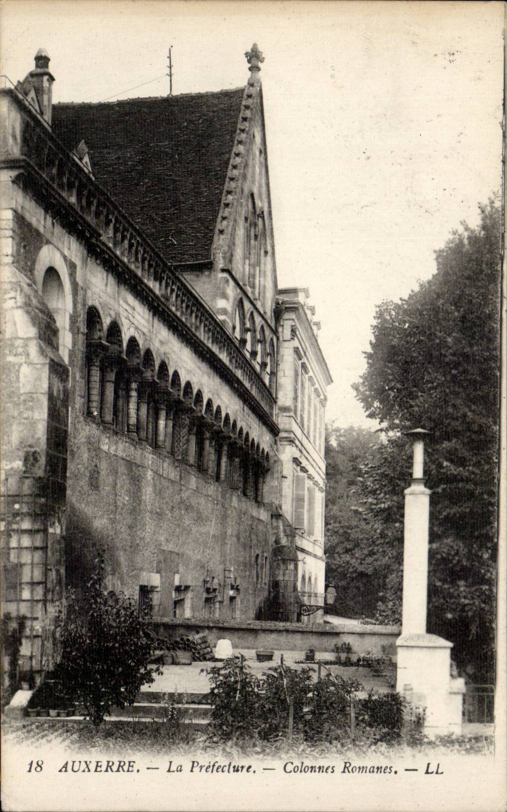 CPA Auxerre La prefecture Colonnes romaines
