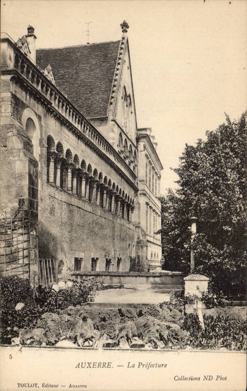 CPA Auxerre La prefecture Colonnes romaines