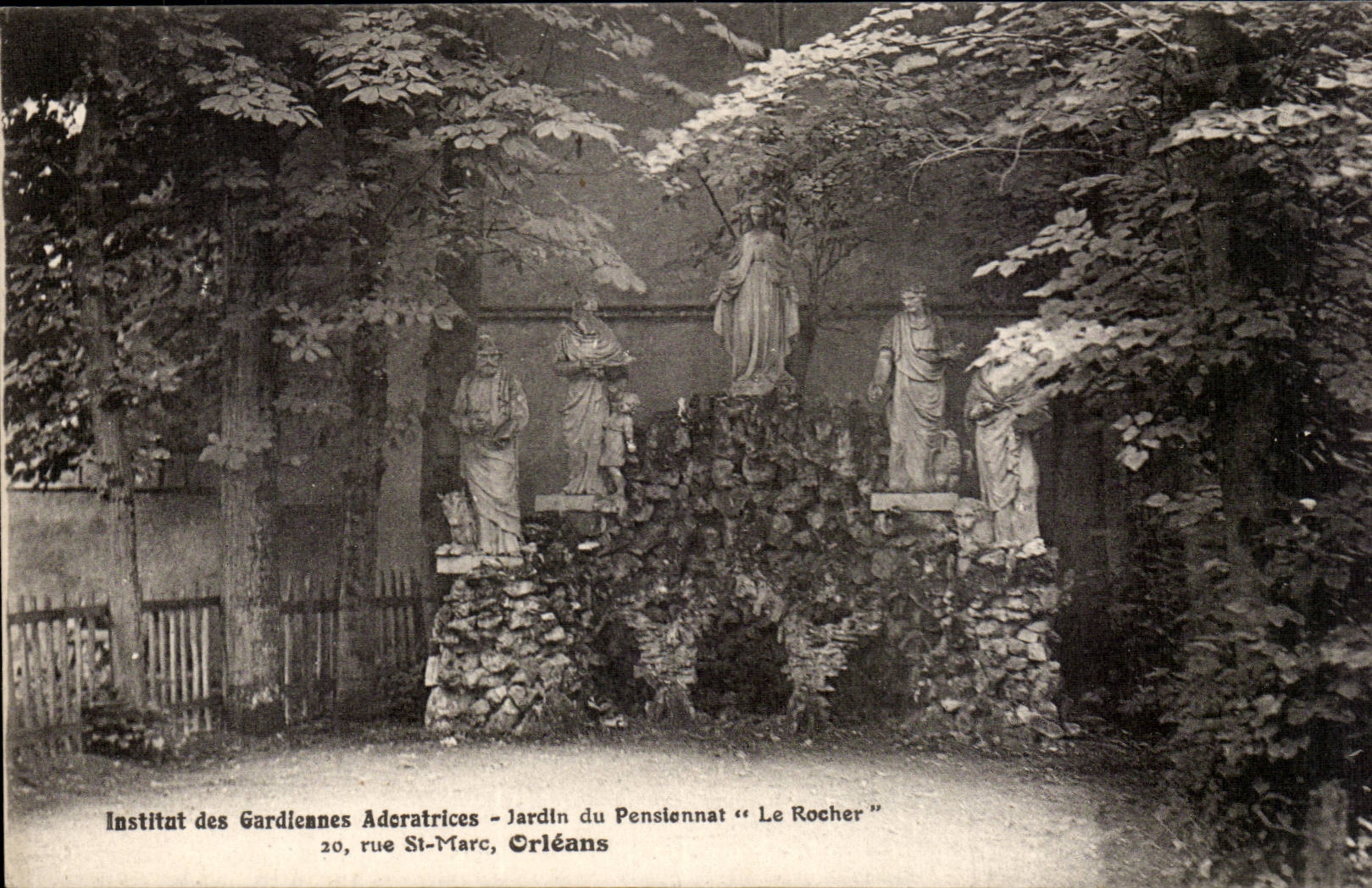 Jardin du Pensionsat "Le Rocher" — Institut des Gardiennes Adoratrices — 20, rue St-Marc, Orléans