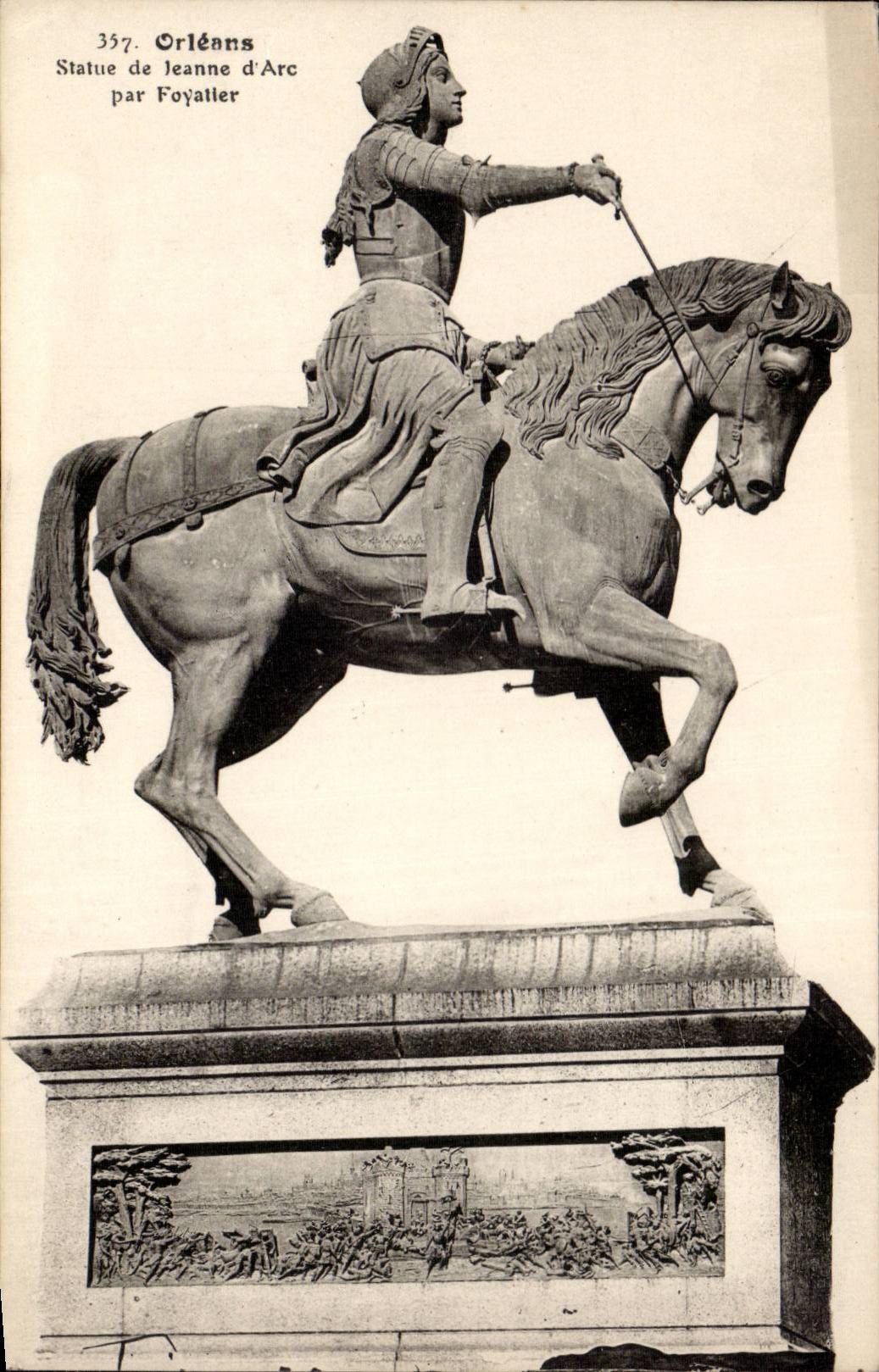 CPA Orleans Statue de Jeanne d'arc par Foyatier