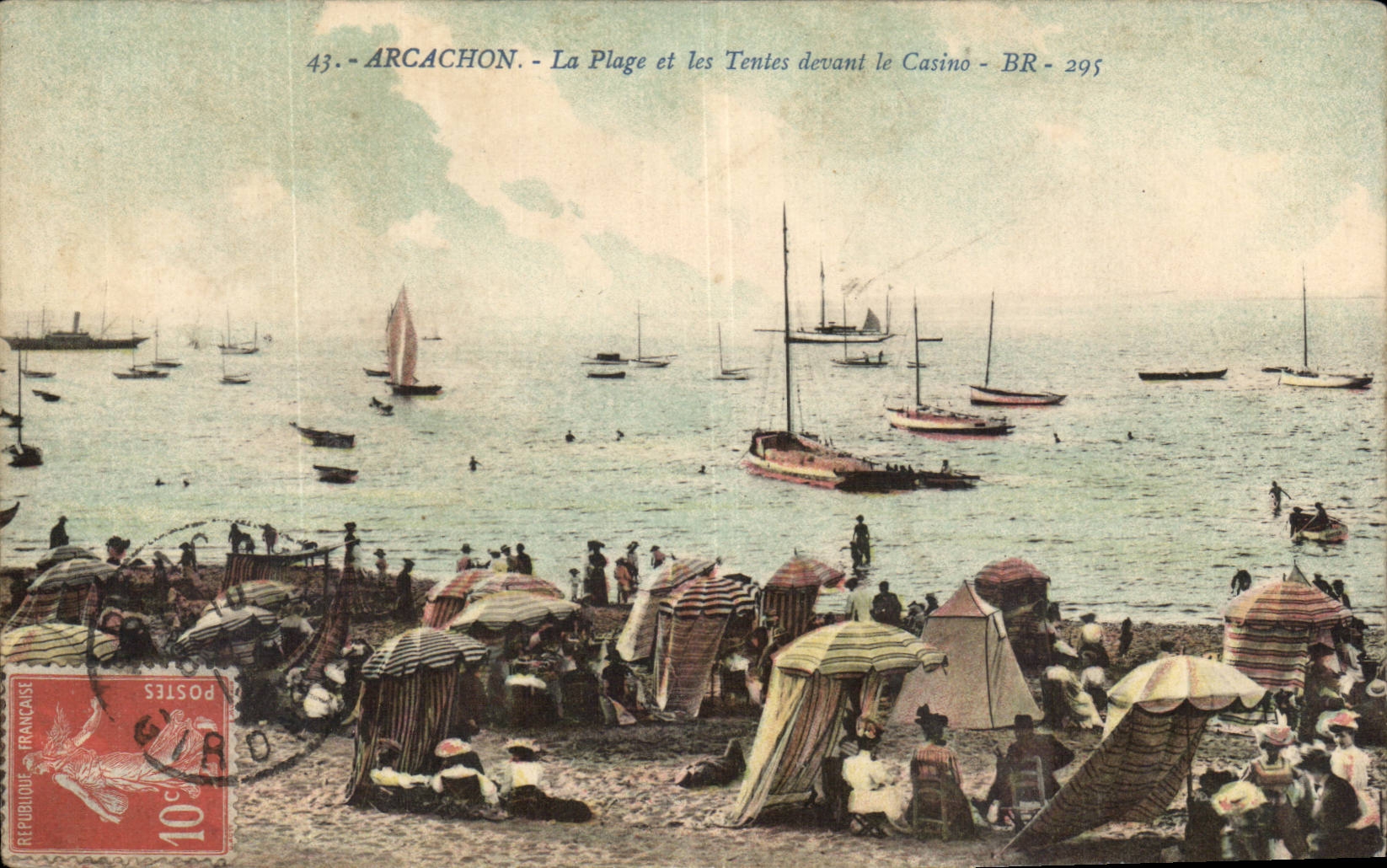 CPA Arcachon La plage et les tentes devant le casino