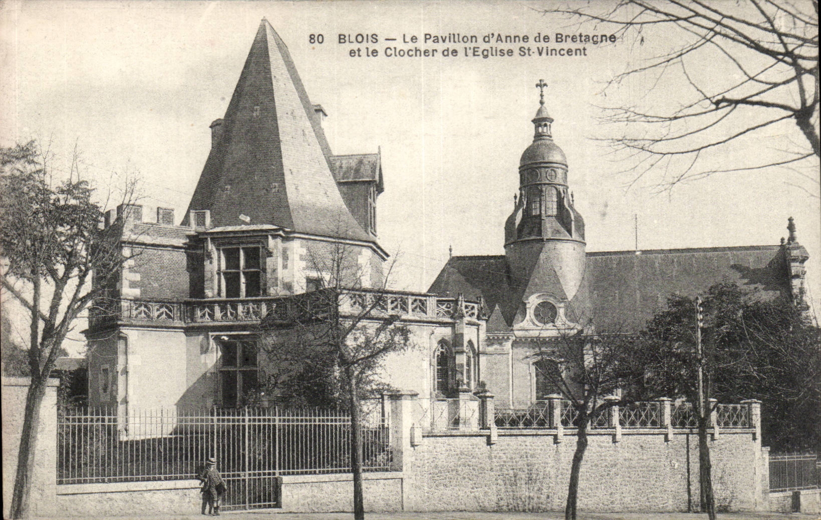 Blois — Le Pavillon d'Anne de Bretagne et le Clocher de l'Église Saint-Vincent