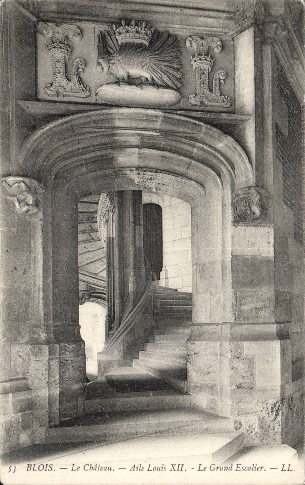 Blois — Le Château — Aile Louis XII — Le Grand Escalier — LL.