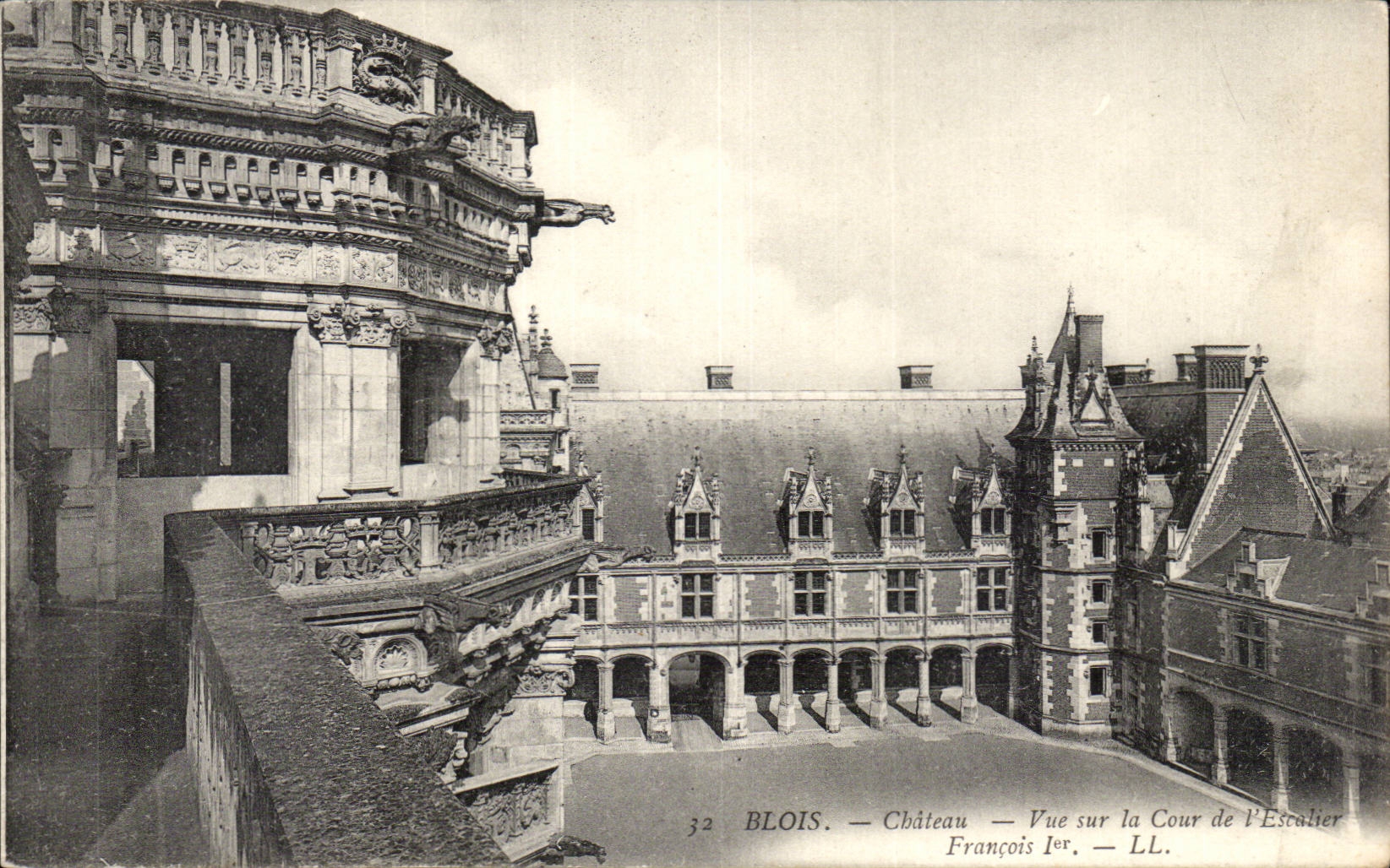 Blois — Château — Vue sur la Cour de l'Escalier François Ier — LL