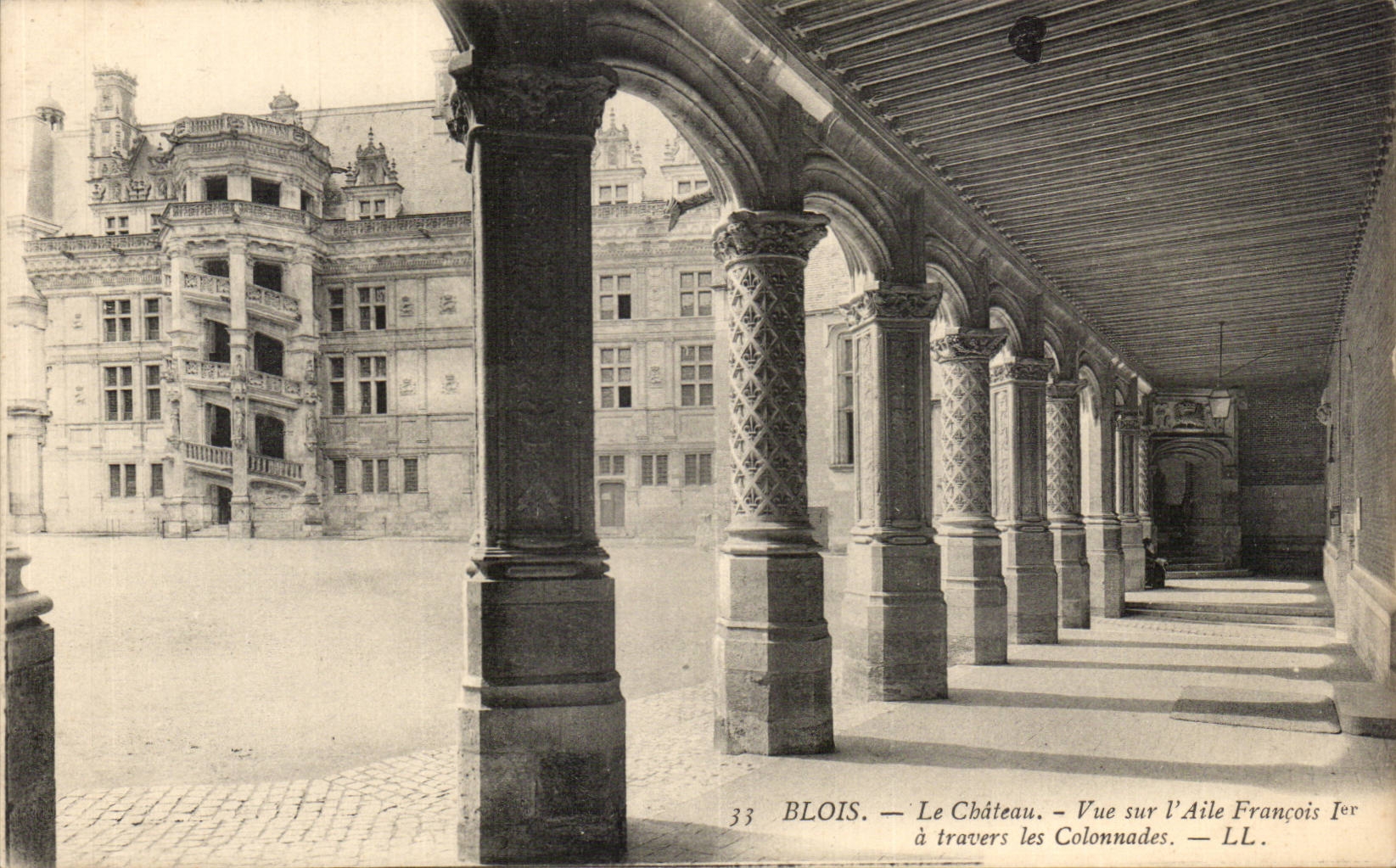 Blois — Le Château — Vue sur l'Aile François Ier à travers les Colonnades — LL