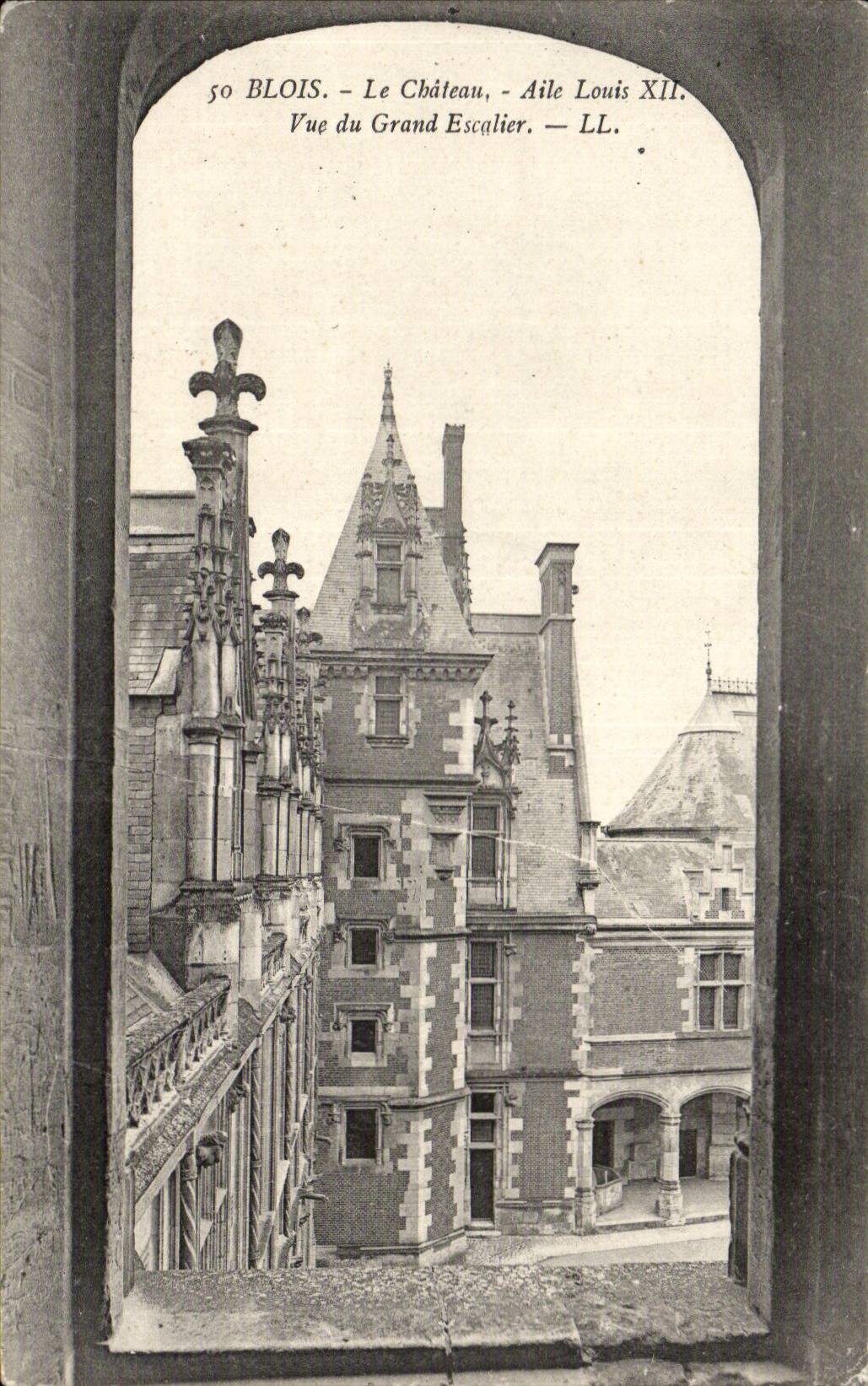 Blois — Le Château, Aile Louis XII — Vue du Grand Escalier — LL