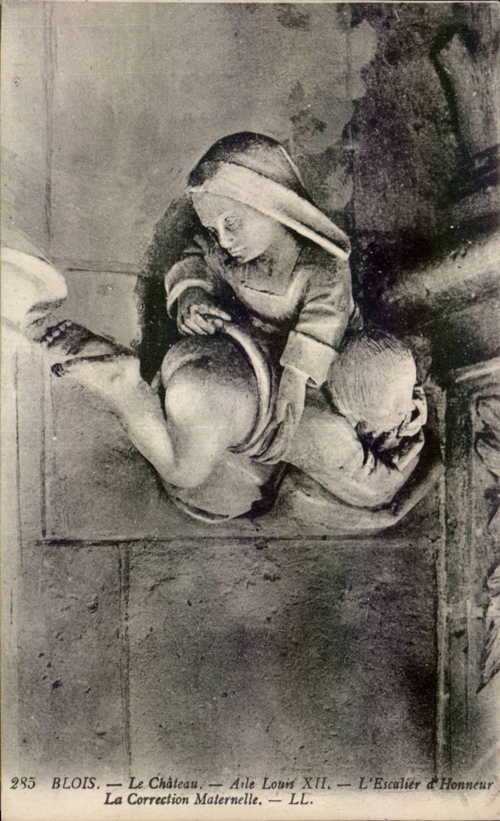 Blois — Le Château — Aile Louis XII — L'Escalier d'Honneur — La Correction Maternelle — LL