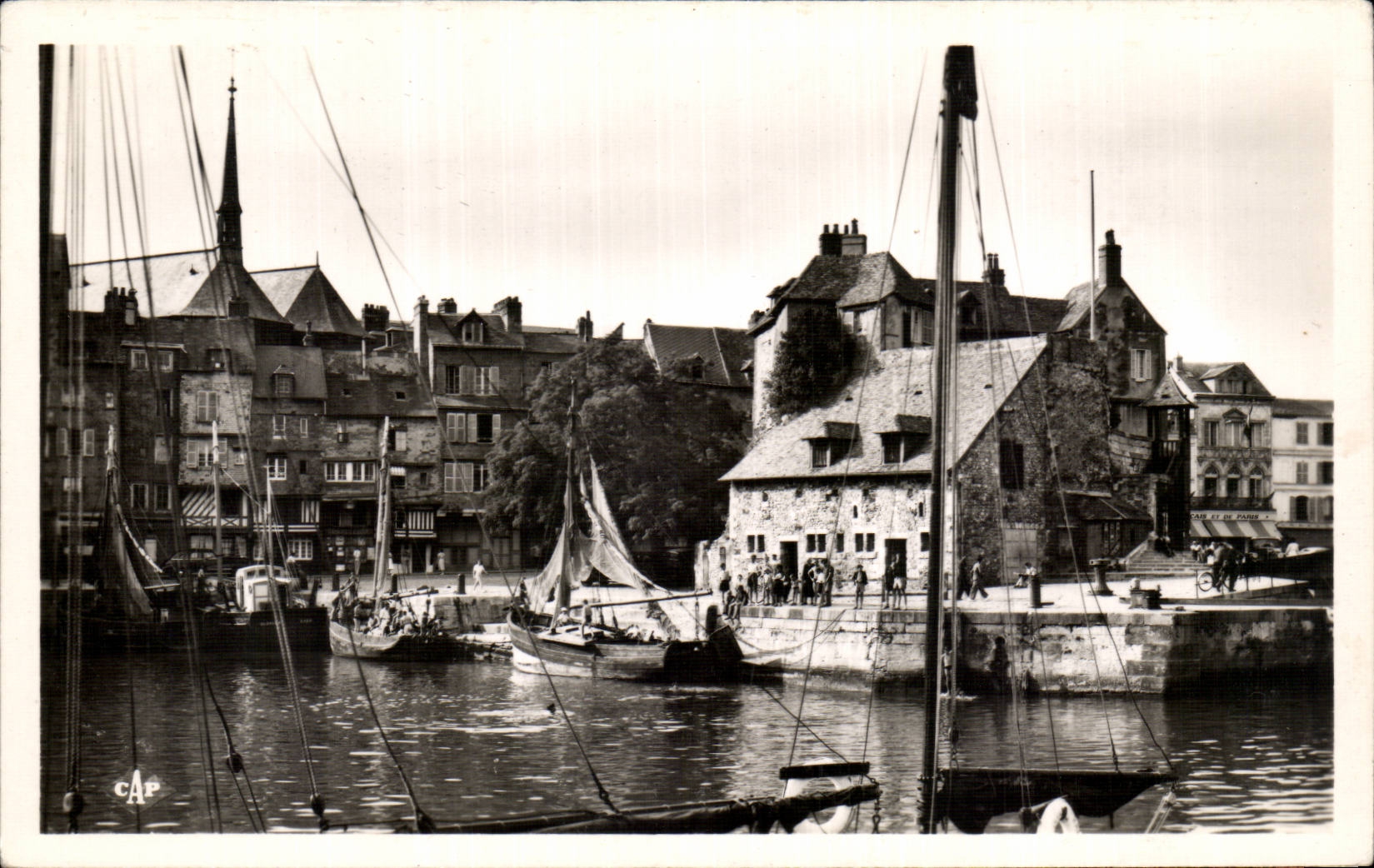 Honfleur — Un coin du vieux bassin et la Lieutenante — C.A.P. REAL-PHOTO Paris