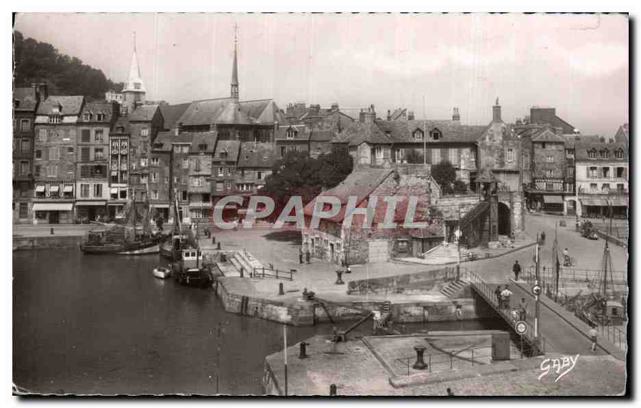 CPA Honfleur La Lieutenance et le vieux bassin