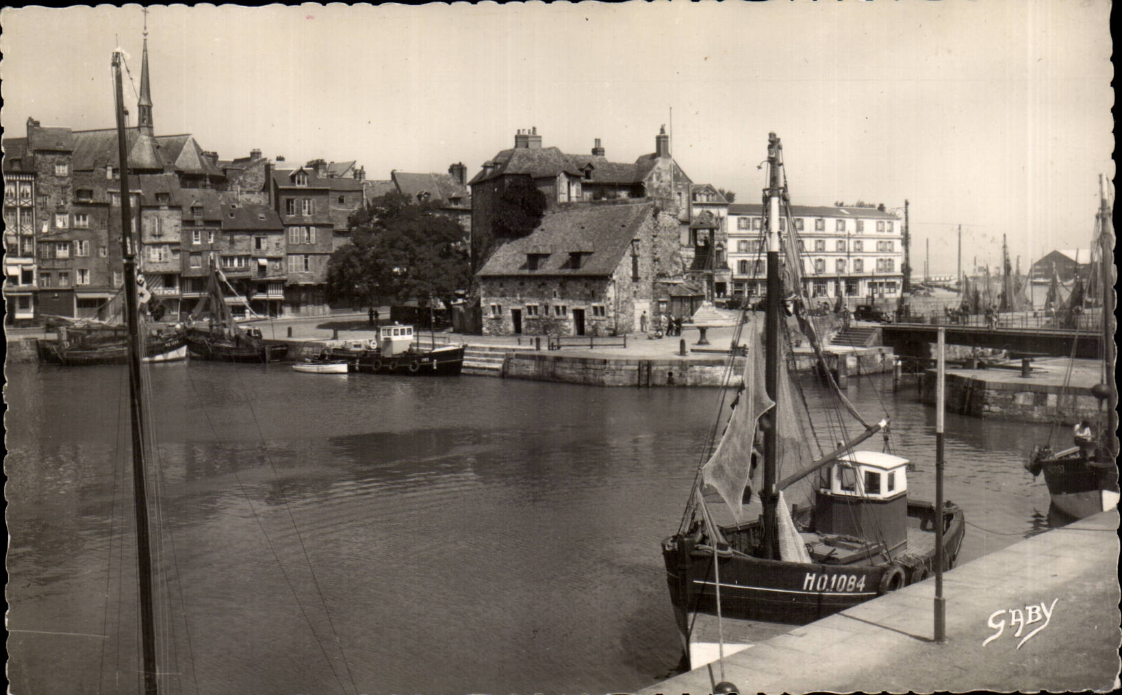 Port de Saint-Brieuc — vue du quai et des bateaux — éditeur SBBY, n° de série non visible