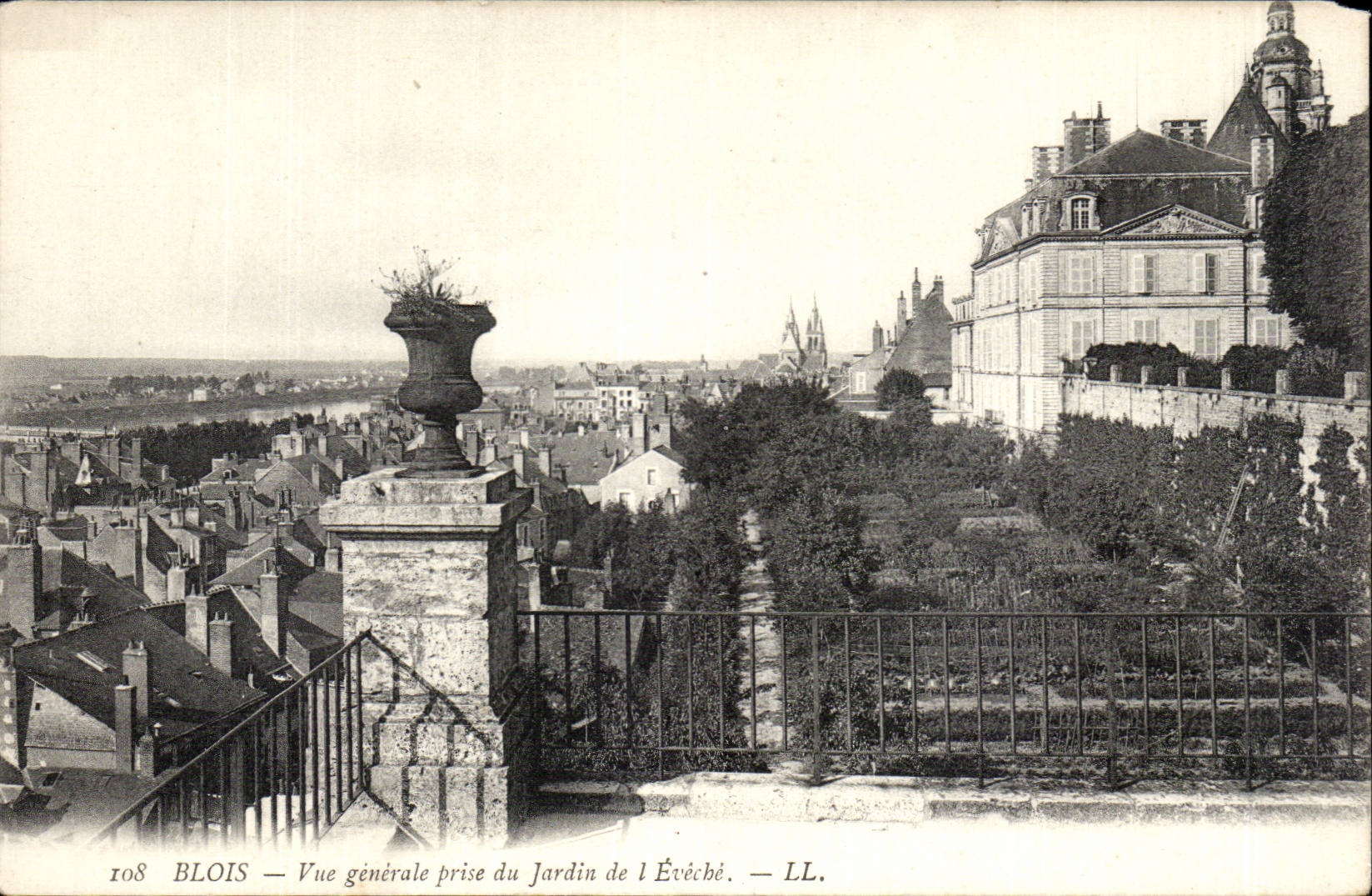 Blois — Vue générale prise du Jardin de l'Évêché — LL.