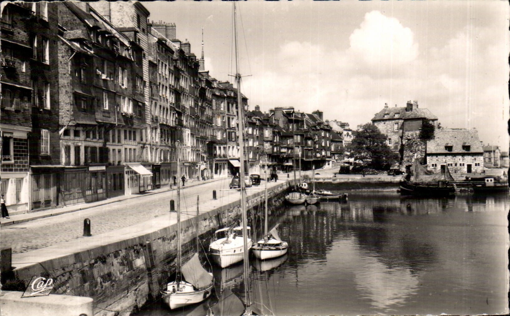 Honfleur — Le Port, la Lieutenante et le Quai Sainte-Catherine — C.A.P. (56) Réal-Photo