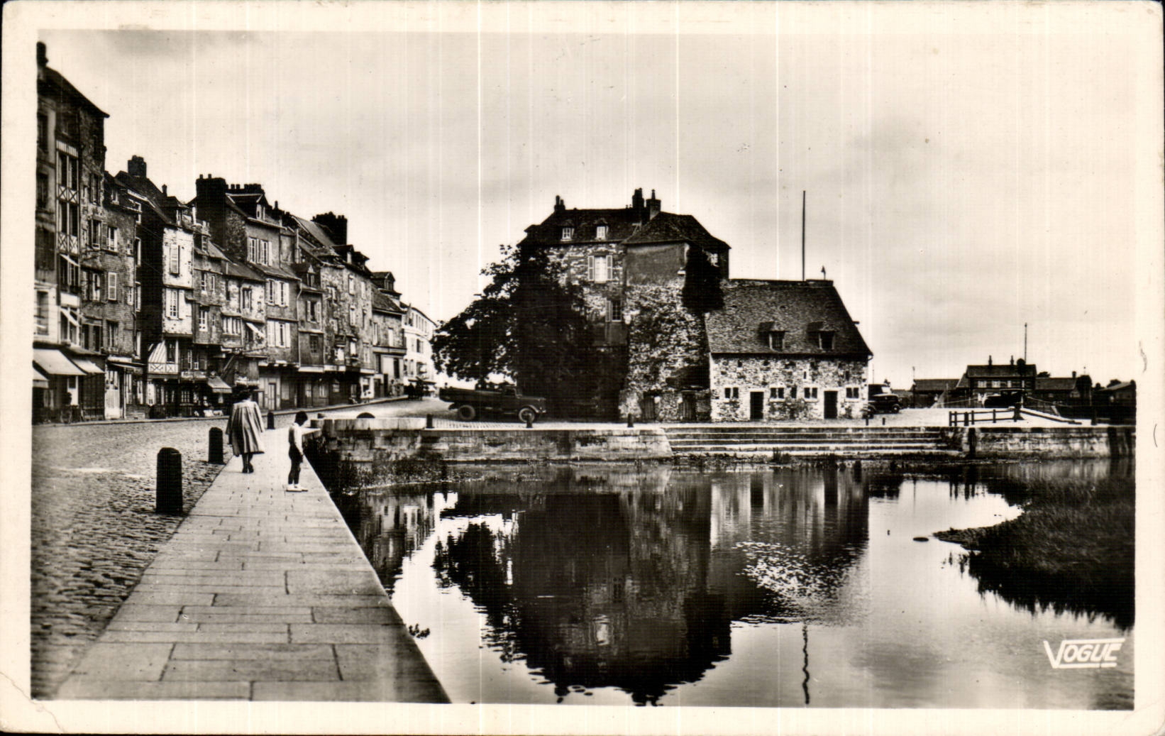 Honfleur — La lieutenante et le Vieux Bassin — Vogue