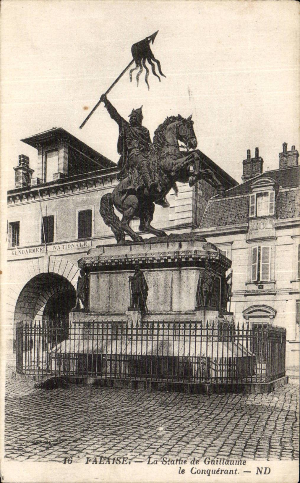 Falaise CPA La statue de Guillaume