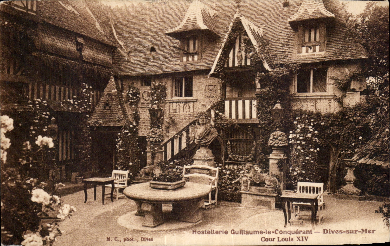 Cour Louis XIV — Hostellerie Guillaume-le-Conquérant — Dives-sur-Mer