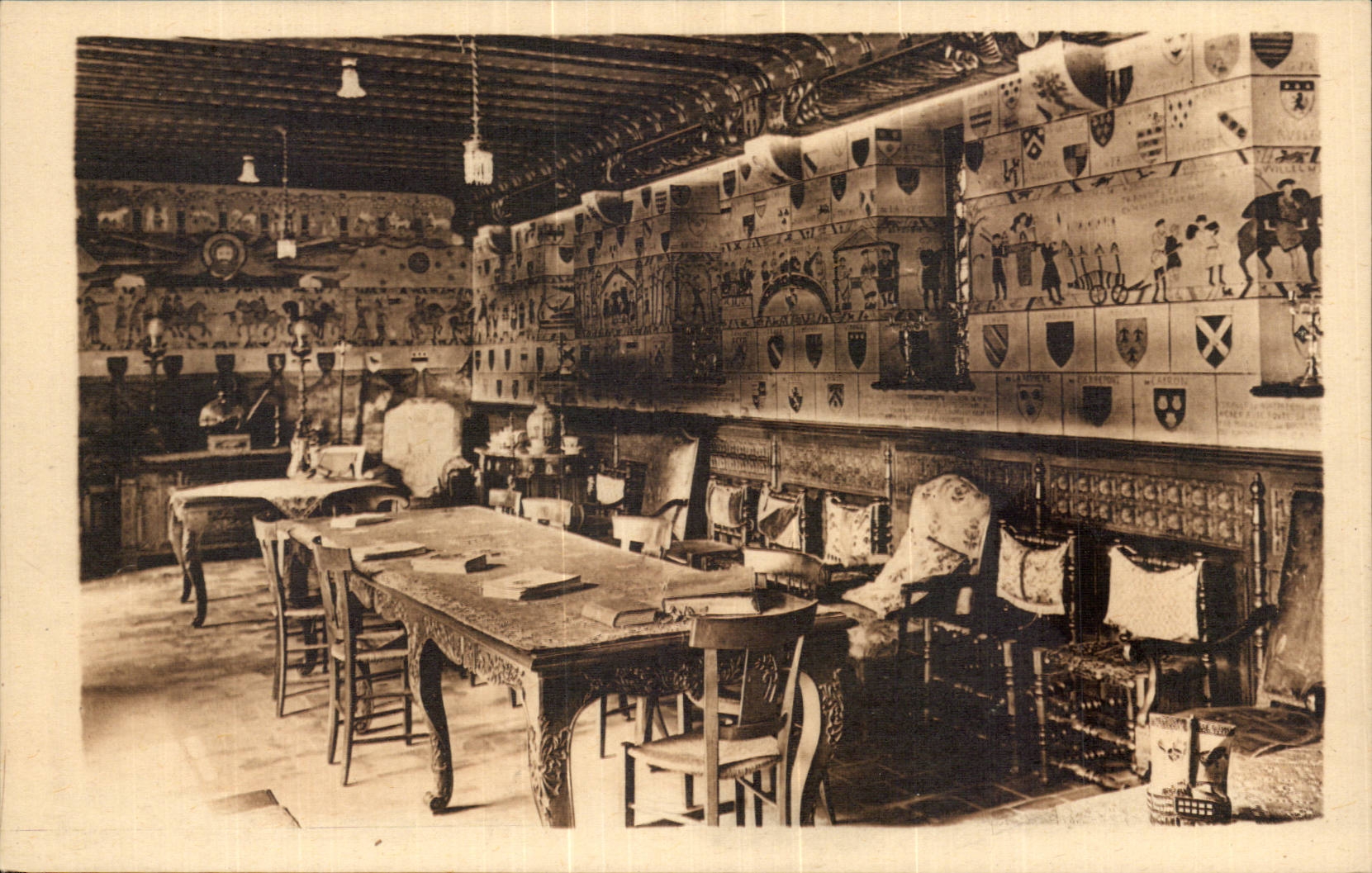 Salle à manger décorée — Hostellerie Guillaume-le-Conquérant — Dives-sur-Mer