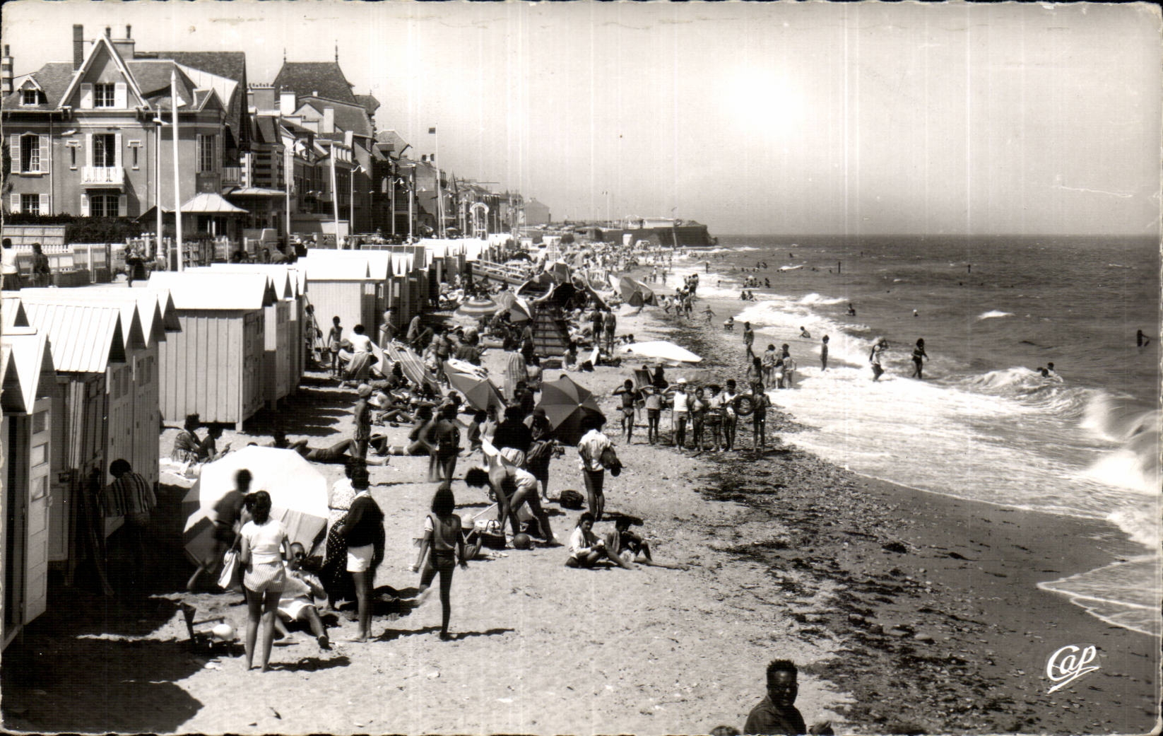 Strand in Cabourg — Der Strand zur Badezeit und die Villen — éditeur Cap