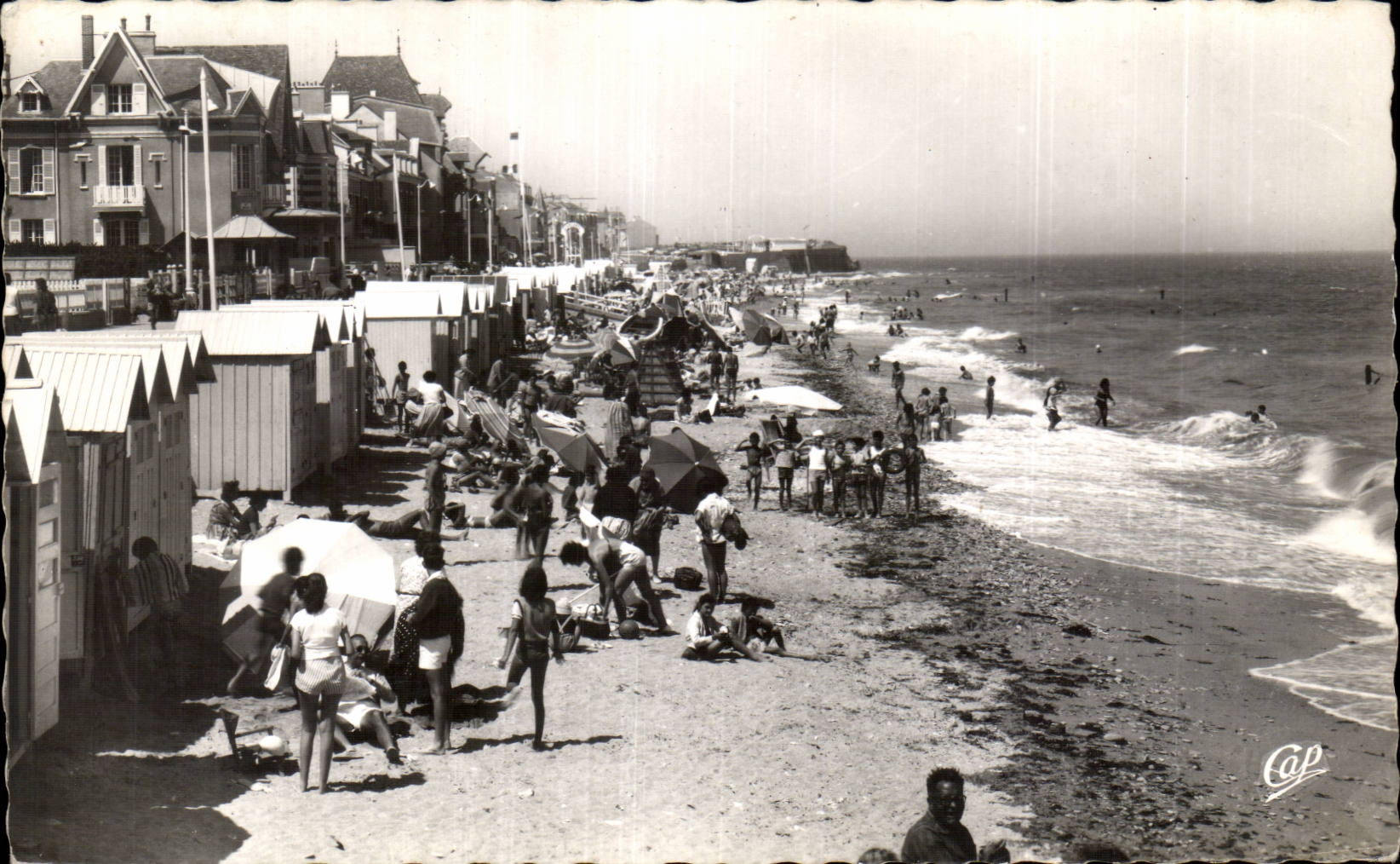 Saint-Auvin-sur-Mer — Plage à l'heure du bain et les villas — Cap