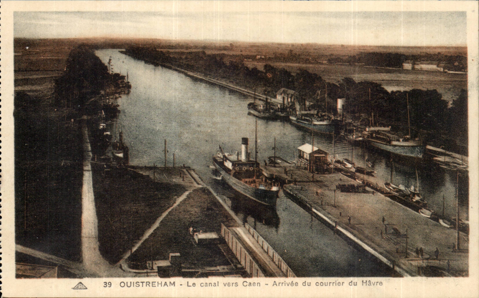 CPA Ouistreham Le canal vers Caen Arrivee du courrier du Havre