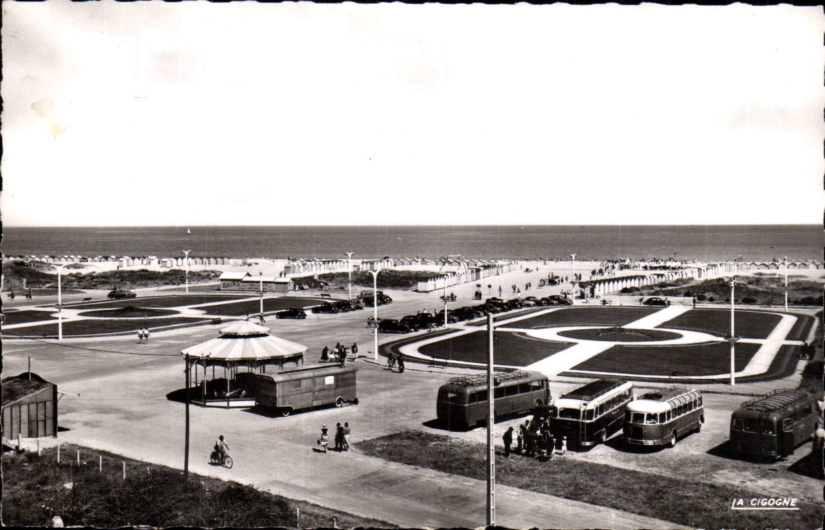 CPA Ouistreham Riva Bella Les jardins de l'esplanade et la plage
