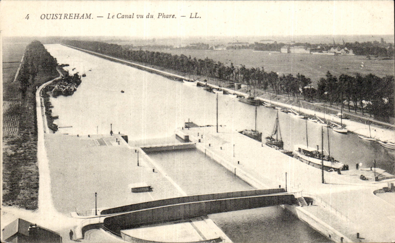 CPA Ouistreham Le canal vu du phare
