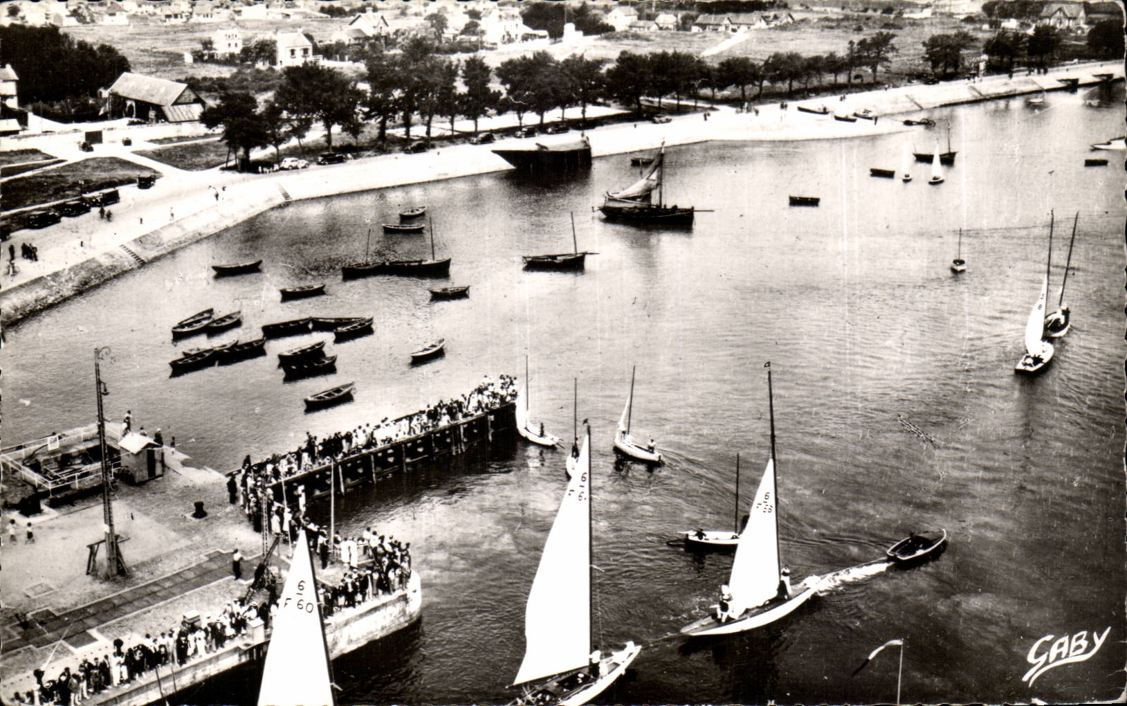 CPA Ouistreham Riva Bella Vue sur l'avant port