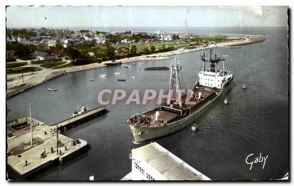 CPSM Ouistreham Astree rentrant au port Bateau