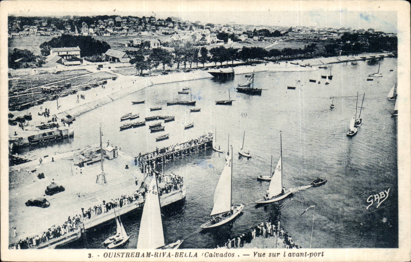 CPA Ouistreham Riva Bella Vue sur l'avant port