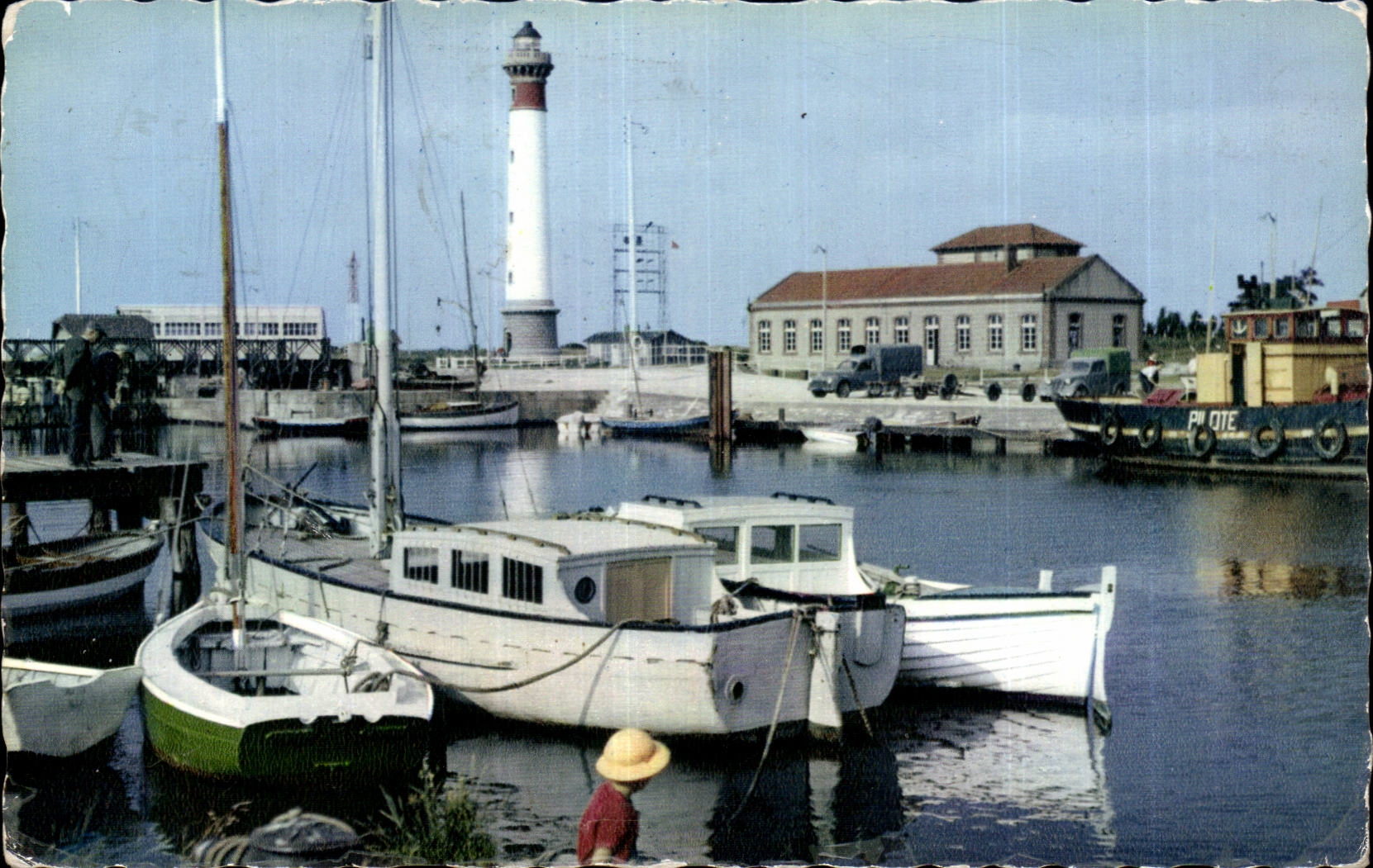 CPSM Ouistreham Riva Bella Le port et le phare