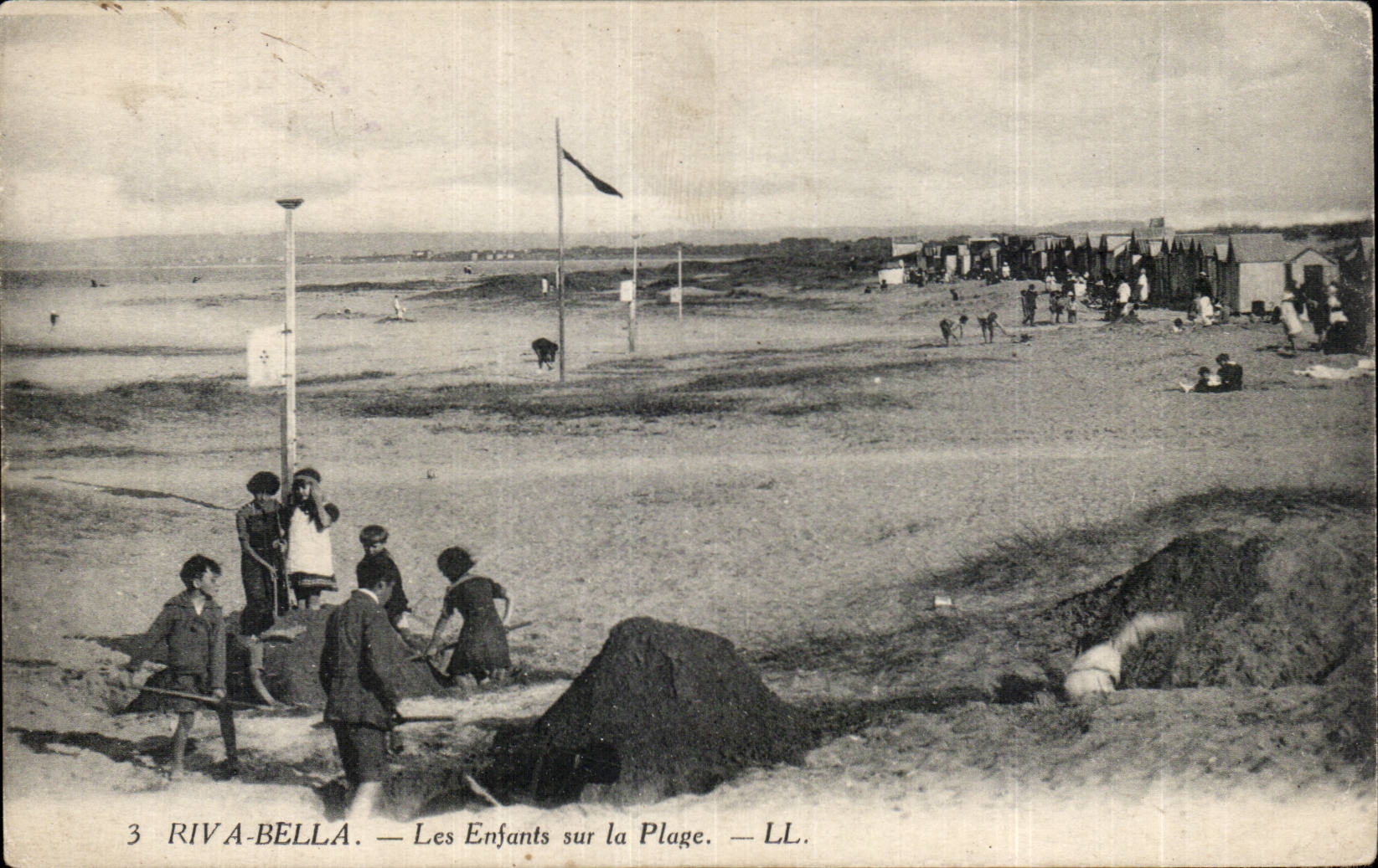 CPA Riva Bella Les enfants sur la plage