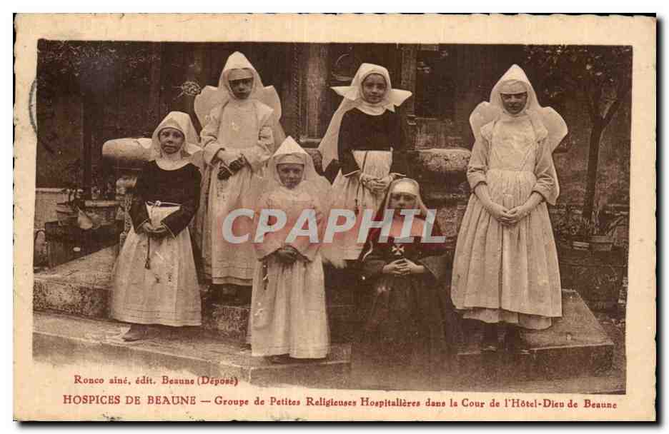 Hospices de Beaune — Groupe de Petites Religieuses Hospitalières dans la Cour de l'Hôtel-Dieu de Beaune — Ronco aîné, édit. Beaune (Déposé)