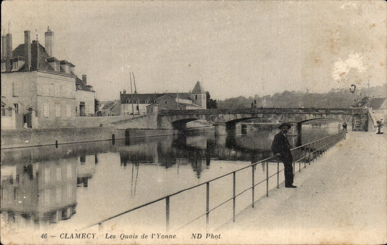 CPA Clamecy Les quais de l'Yonne
