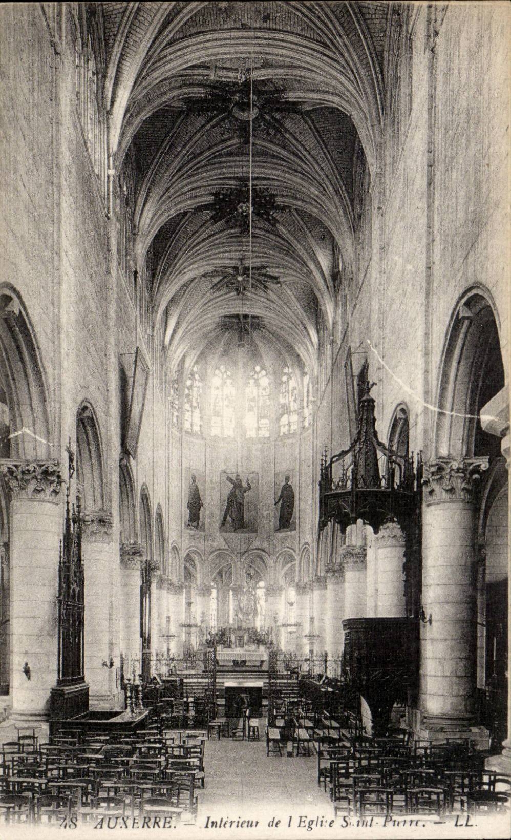 CPA Auxerre Interieur de l'eglise St Pierre
