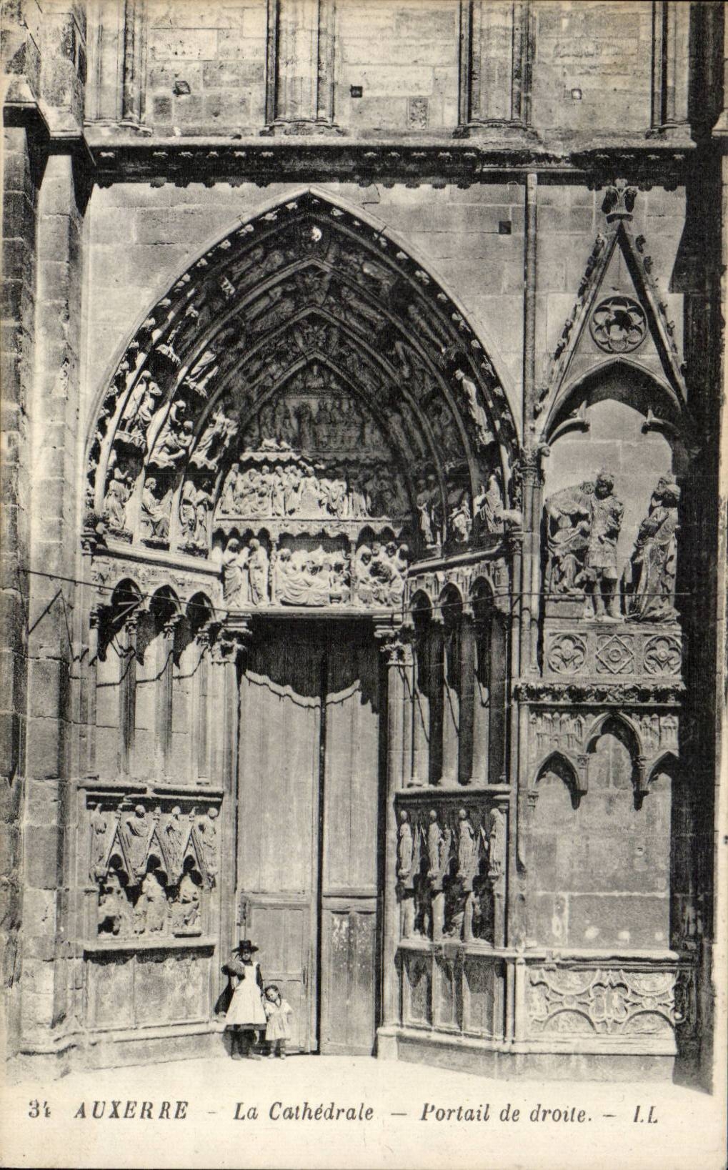 CPA Auxerre La cathedrale Portail de droite