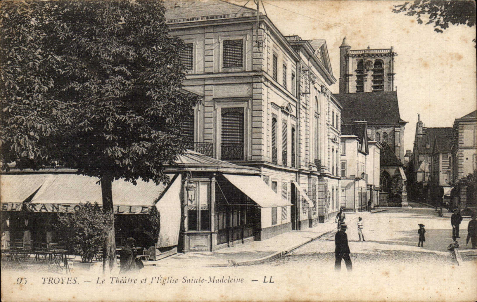 Troyes CPA Le theatre et l'eglise Sainte Madeleine