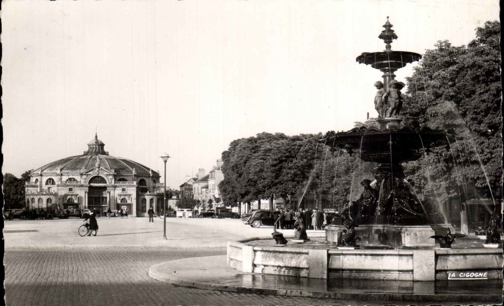 Troyes - Le cirque et la fontaine de la cigogne — Éditions André Leconte