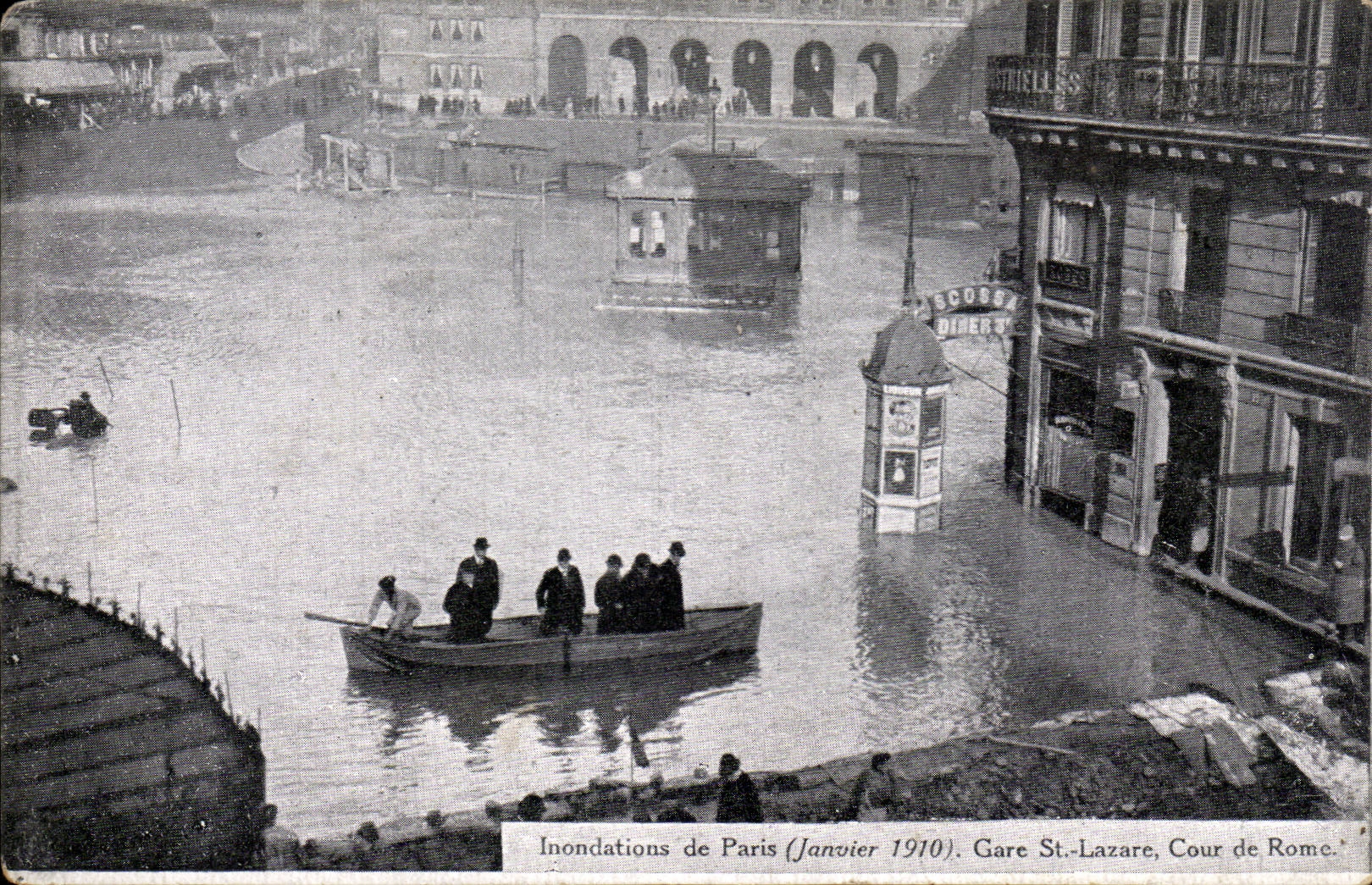 CPA Paris Inondations Janvier 1910 Crues de la Seine Gare Saint Lazare Cour de Rome