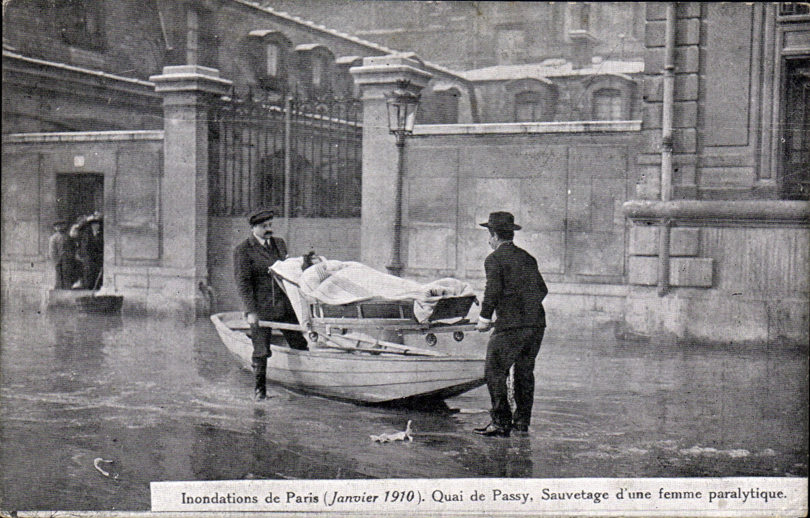CPA Paris Inondations Janvier 1910 Crues de la Seine Gare Quai de Passy Sauvetage d'une femme paralytique
