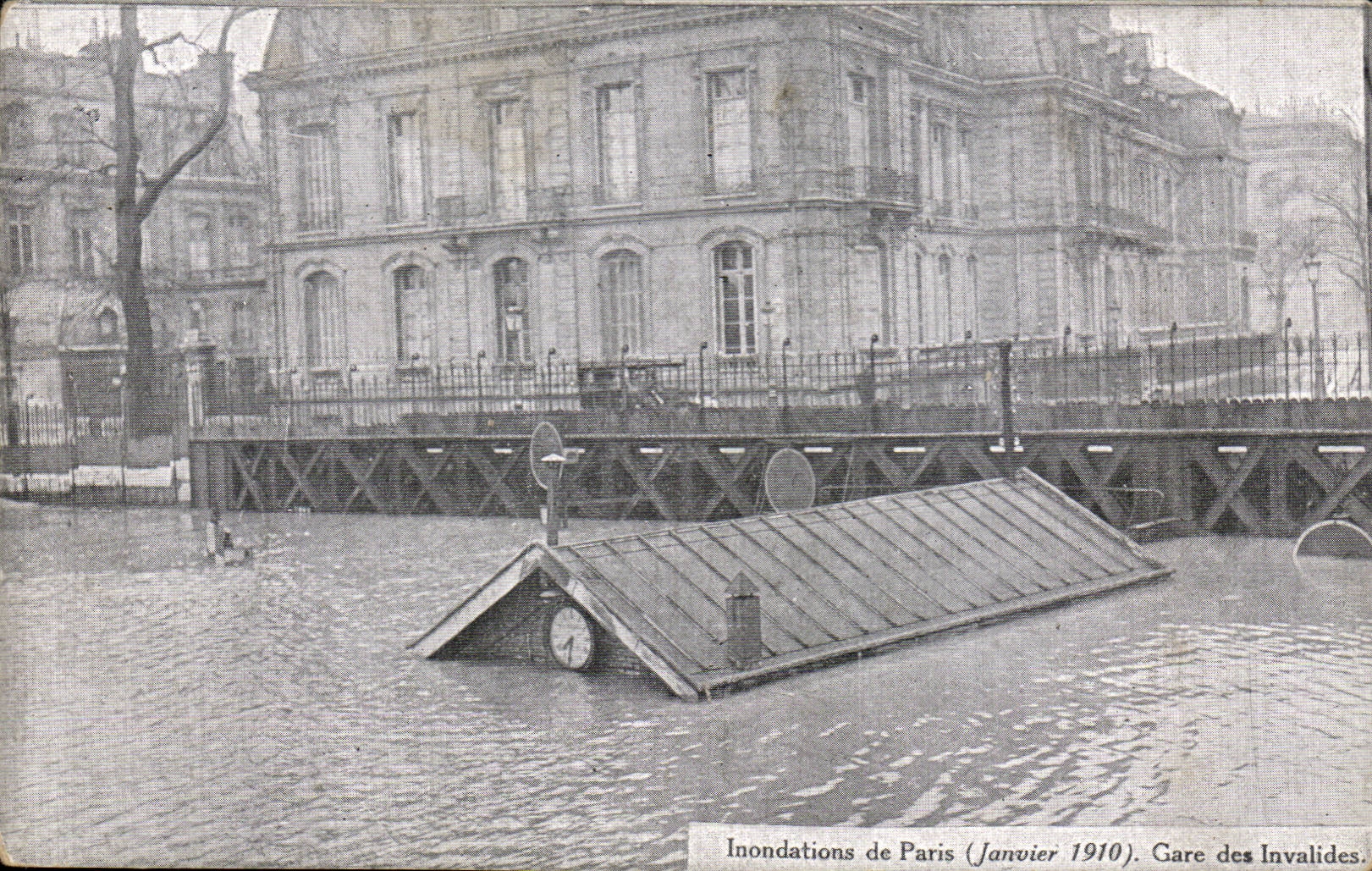 CPA Paris Inondations Janvier 1910 Crues de la Seine Gare des Invalides