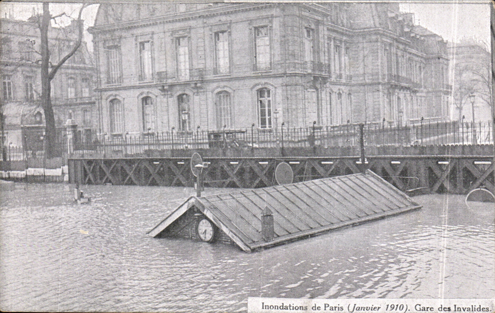 CPA Paris Inondations Janvier 1910 Crues de la Seine Gare des Invalides