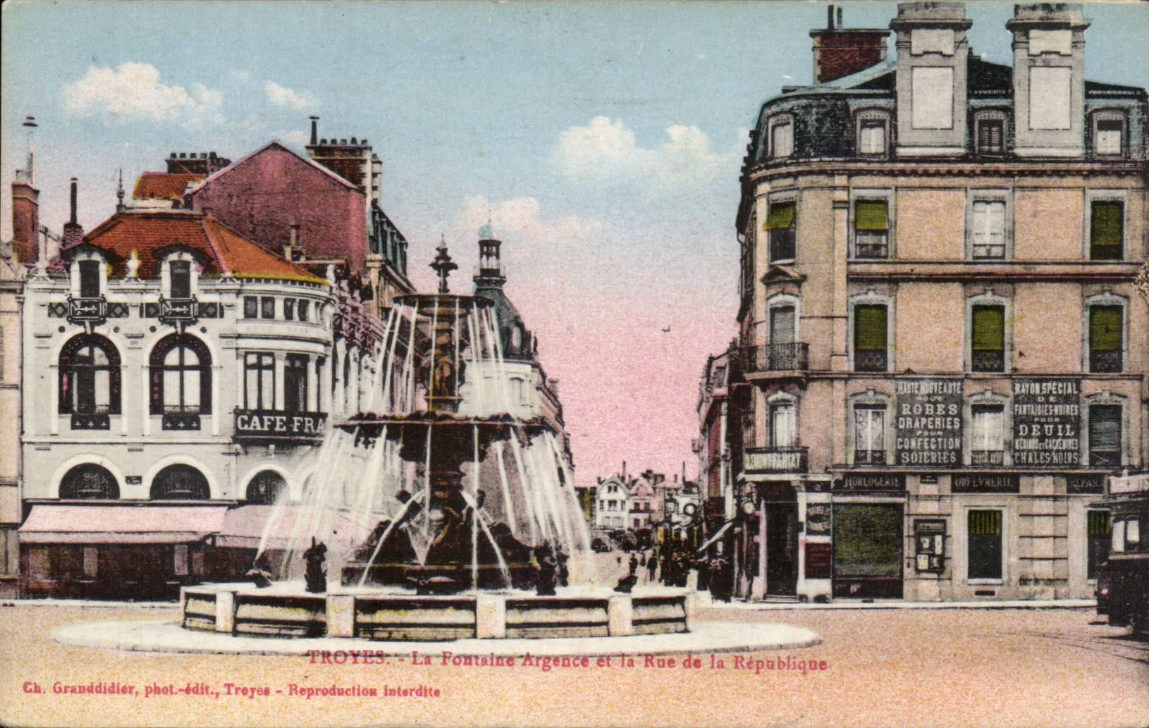 Troyes CPA La fontaine Argence et la rue de la Republique