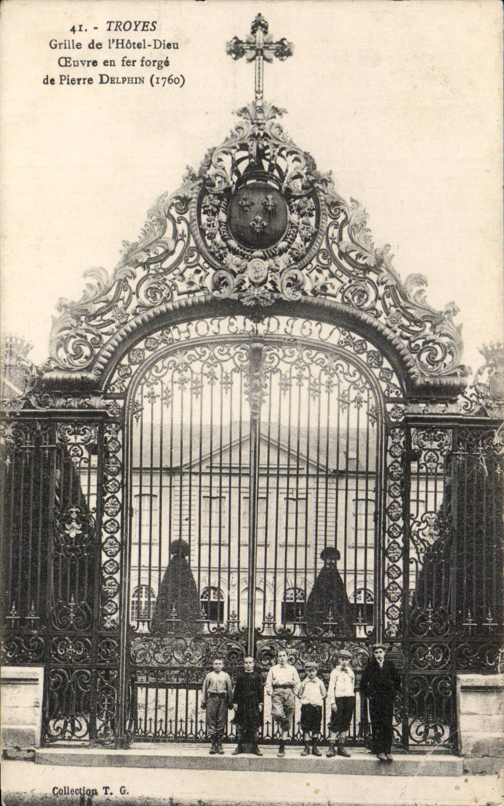 Troyes CPA Grille de l'hotel Dieu oeuvre en fer forge de Pierre Delphin (1760)