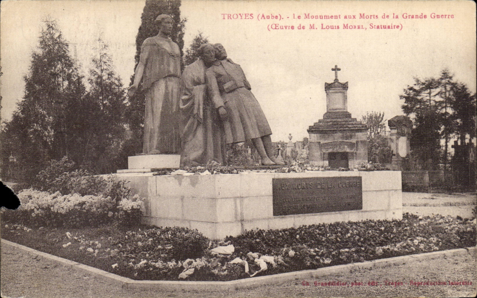 Troyes (Aube) - Le Monument aux Morts de la Grande Guerre — Œuvre de M. Louis Morel, Statuaire